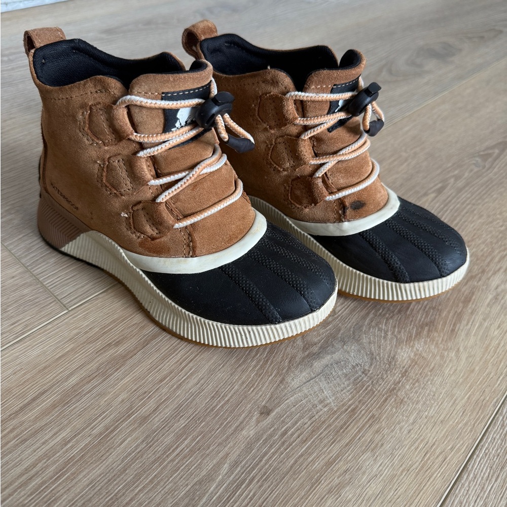 Sorel Youth Out n About Boots size 2